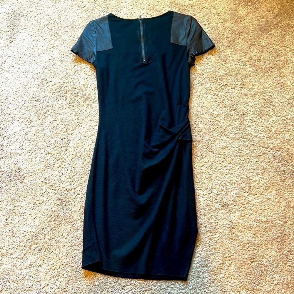 HALSTON HERITAGE BLACK & BROWN SHORT SLEEVE RUCHED LEATHER & WOOL DRESS - Picture 8 of 10
